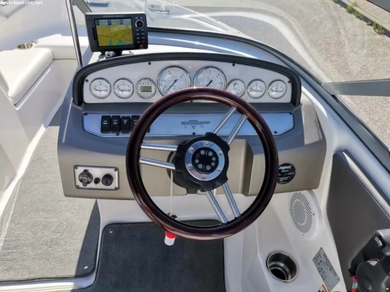 Bareboat Rental Motorboat Régal with a boat licence