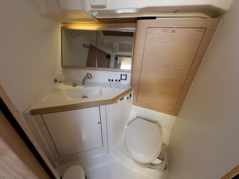 Boat rental Bénéteau Oceanis 46.1 in Alimos on Samboat