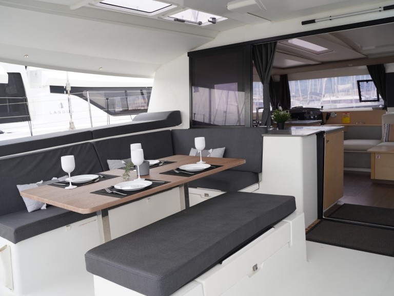 Catamaran rental in Lefkáda - Fountaine Pajot Helia 44