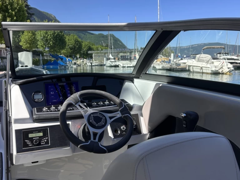 Bareboat Rental Motorboat Four Winns with a boat licence