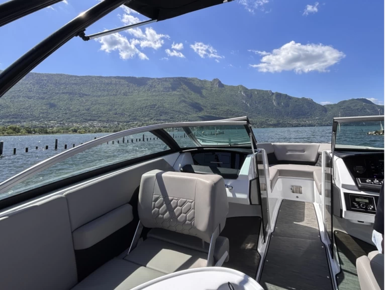 Motorboat for rent Viviers-du-Lac at the best price