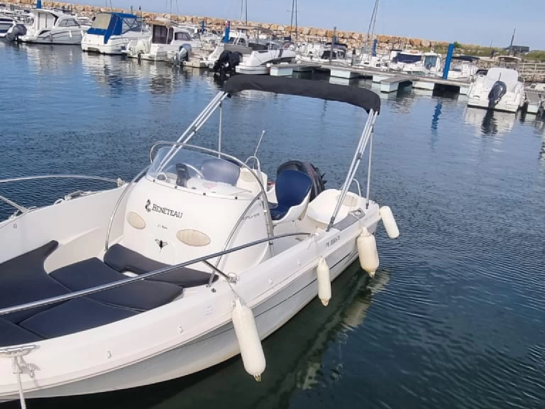 Bareboat Rental Motorboat Bénéteau with a boat licence