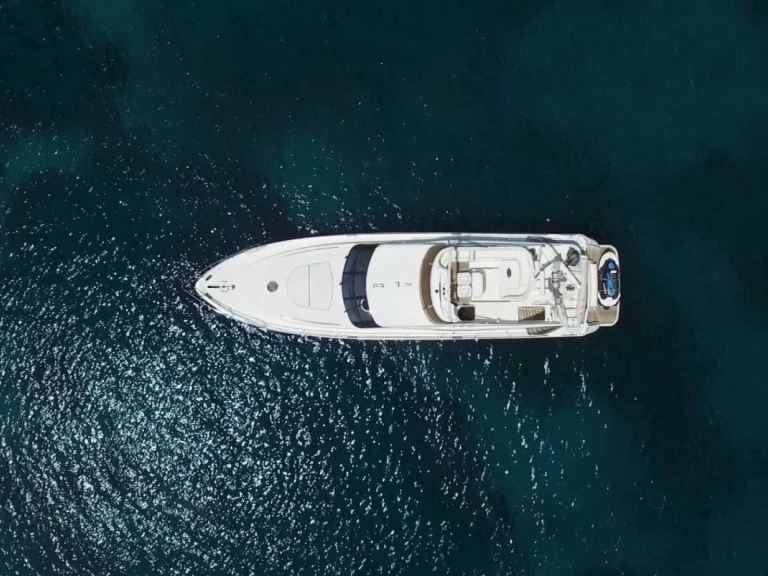 Luxury Yacht for rent Limáni Lavríou at the best price