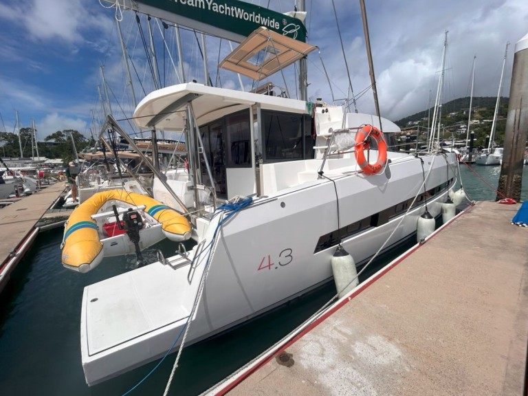 Bali Bali 4.3 in Airlie Beach on SamBoat