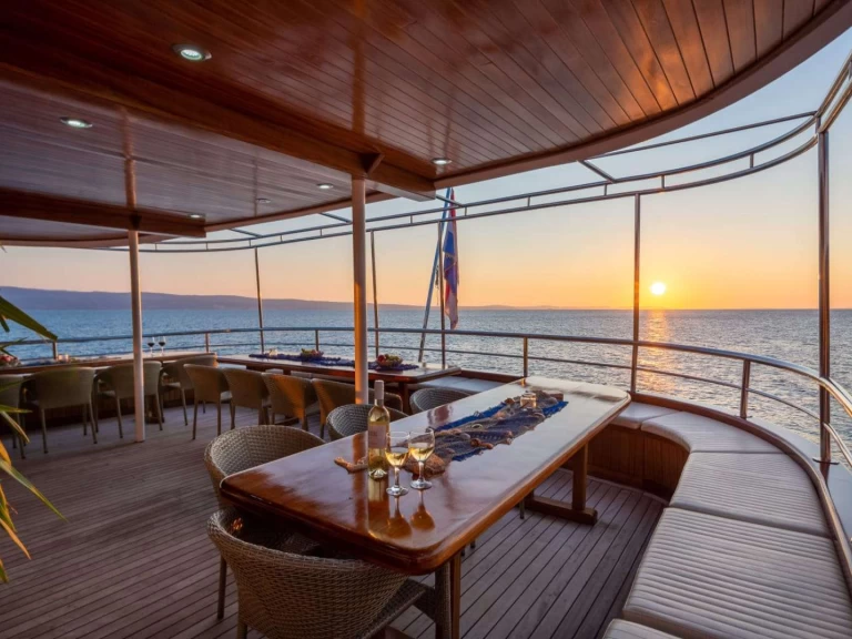 Bareboat Rental Luxury Yacht Brodosplit with a boat licence