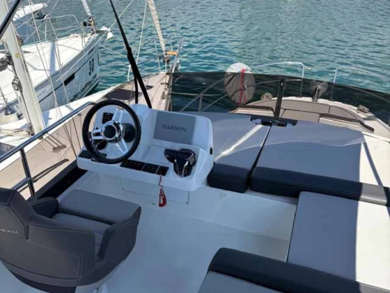 Boat rental Jeanneau Merry Fisher 1095 Fly in Jezera on Samboat