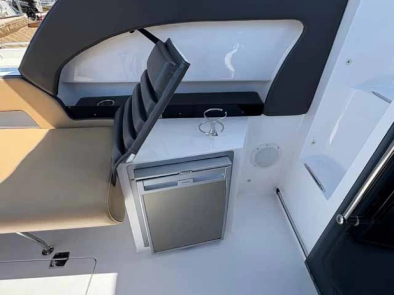 Motorboat rental with or without captain Öchsner-boote Jezera