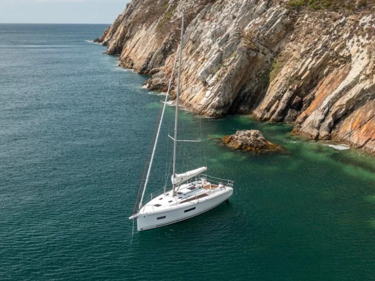 Bénéteau Oceanis 37.1 in Nikiána on SamBoat