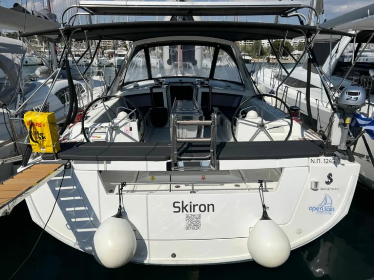 Boat rental Bénéteau Oceanis 411 Clipper in Alimos on Samboat