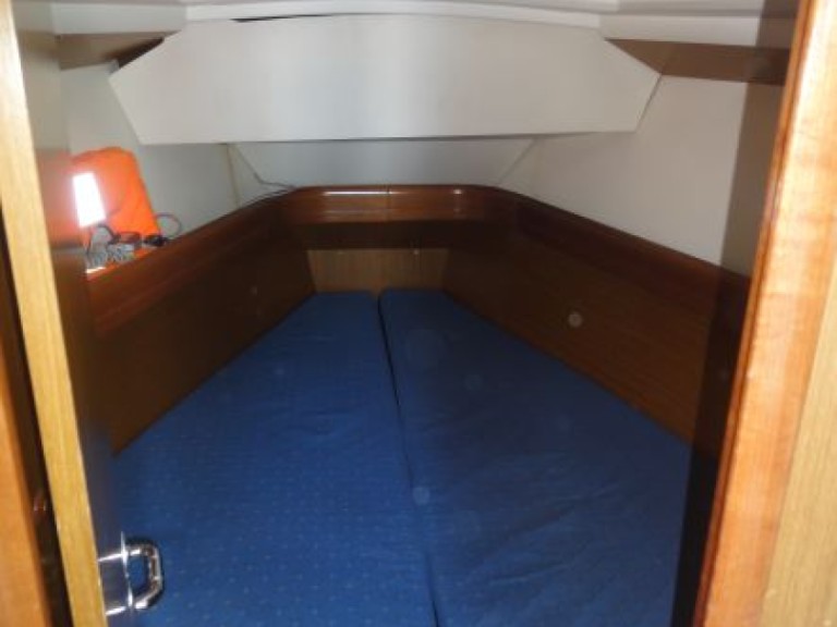 Sailboat rental with or without captain Jeanneau Lávrio