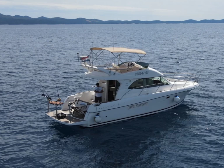 Yacht charter Općina Supetar cheap Prestige 36 Fly