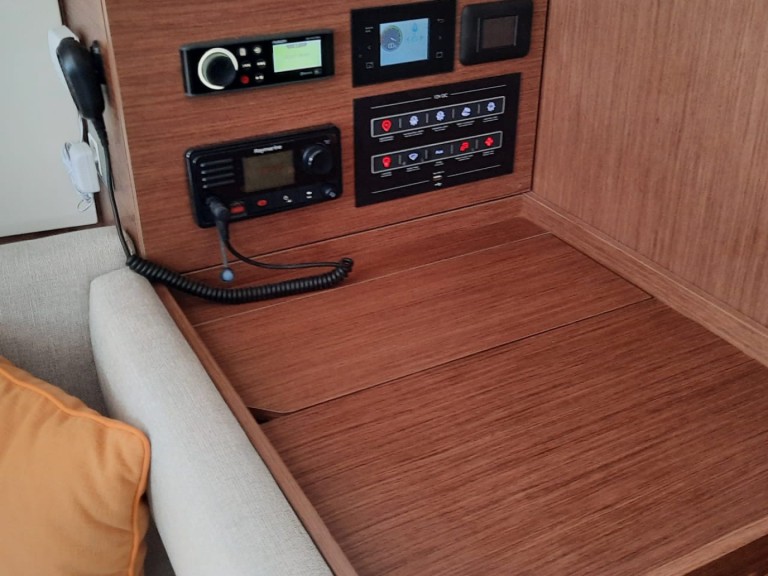 Yacht charter Split cheap Oceanis 40.1