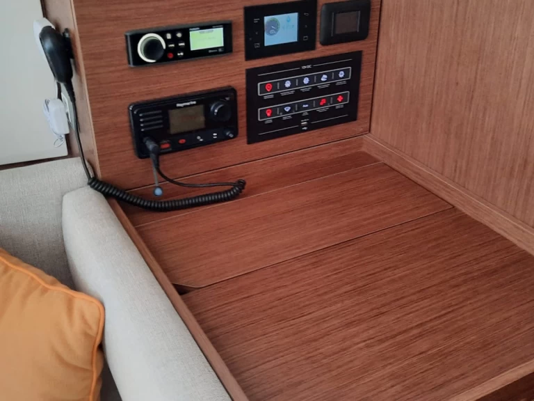 Yacht charter Split cheap Oceanis 40.1