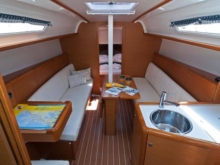 Yacht charter Split cheap Sun Odyssey 33i