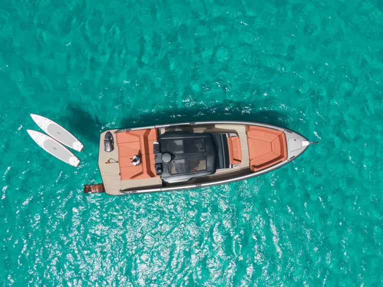 Bareboat Rental Motorboat Vanquish with a boat licence