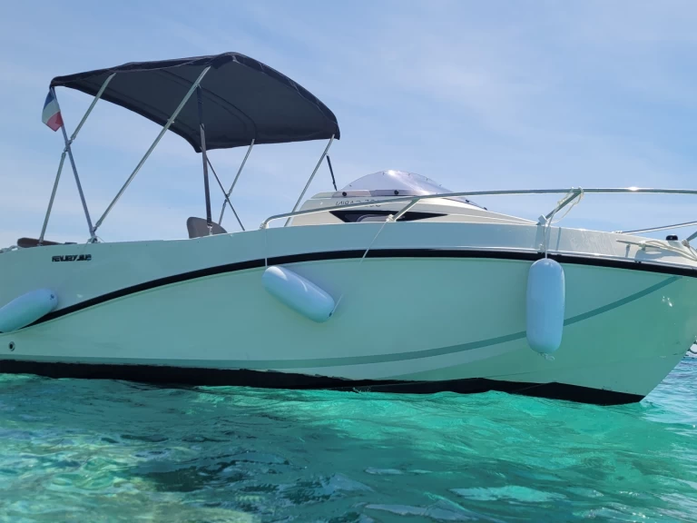 Bareboat Rental Motorboat Quicksilver with a boat licence