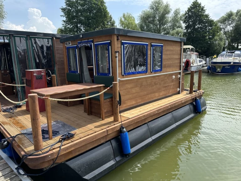 Bareboat Rental Houseboat Floss with a boat licence