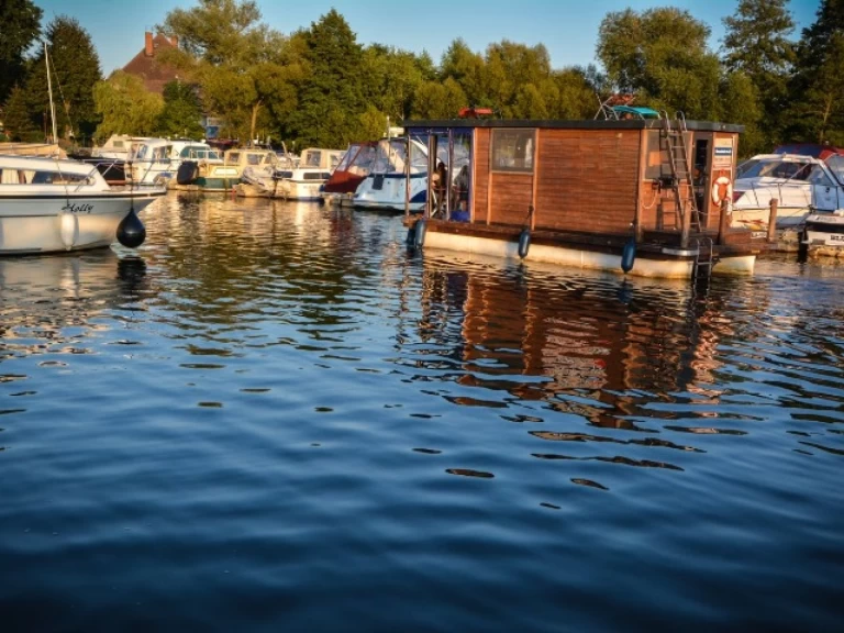 Floss D7 charter bareboat or captained in  Wolziger See