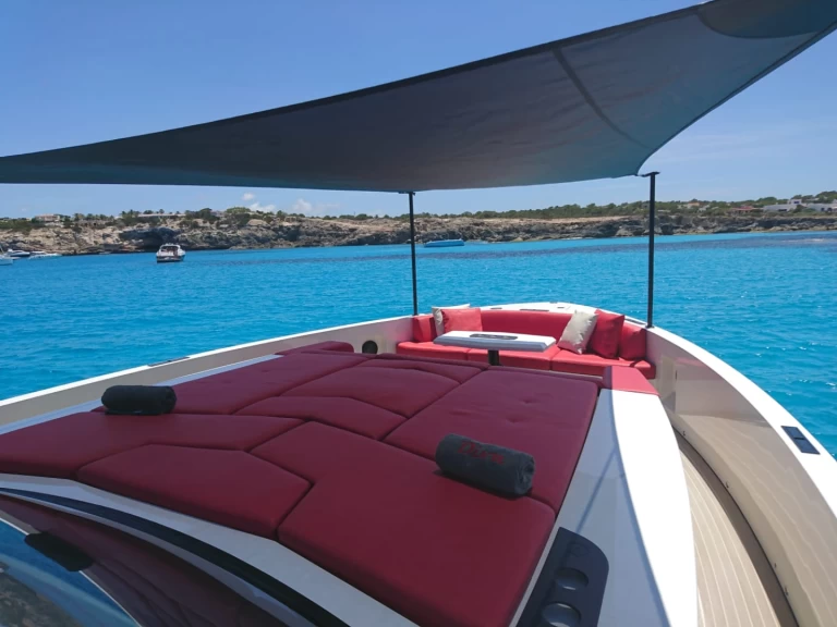Bareboat Rental Motorboat Vanquish with a boat licence