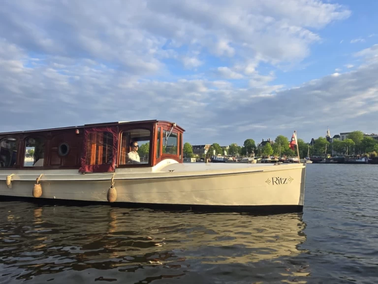 Houseboat for rent Amsterdam at the best price