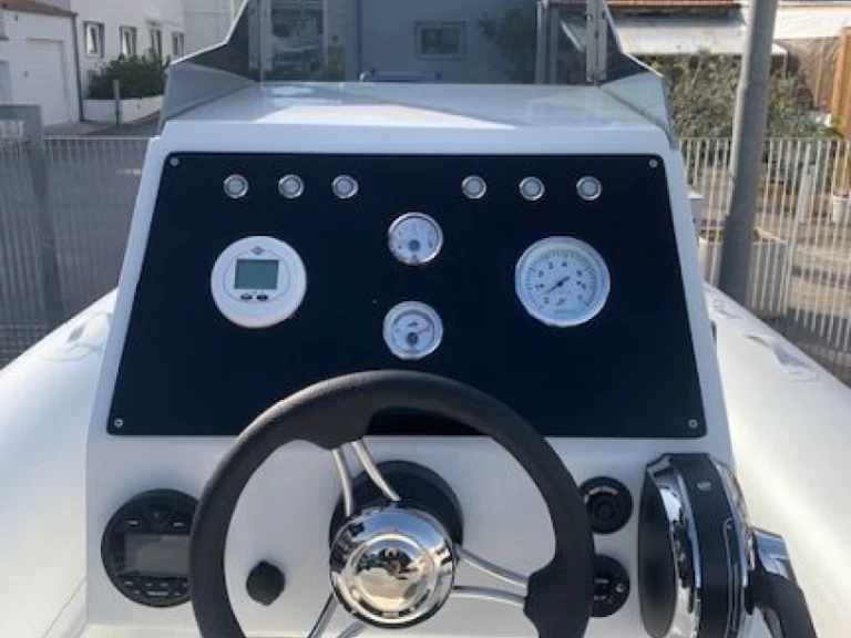 Bareboat Rental RIB Astronautica with a boat licence