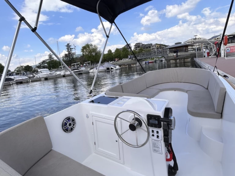 Motorboat for rent Aix-les-Bains at the best price