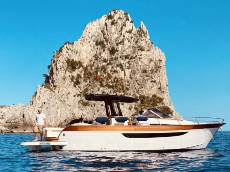 Mimi LIBECCIO 11 WALKAROUND charter bareboat or captained in  Sorrento