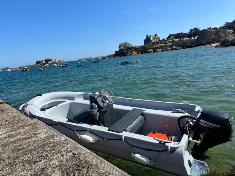 Motorboat for rent Trégastel at the best price