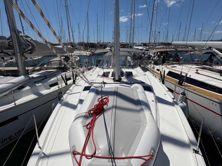 Sailboat for rent Jezera at the best price