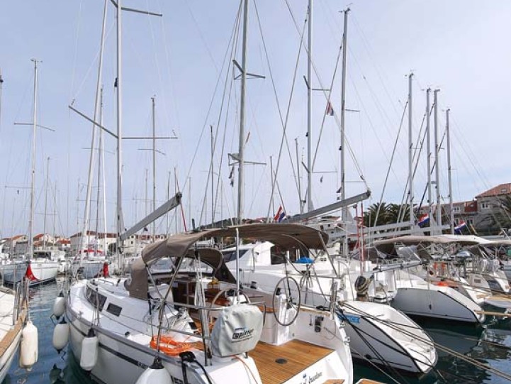 Sailboat rental in Pula - Bavaria Cruiser 34