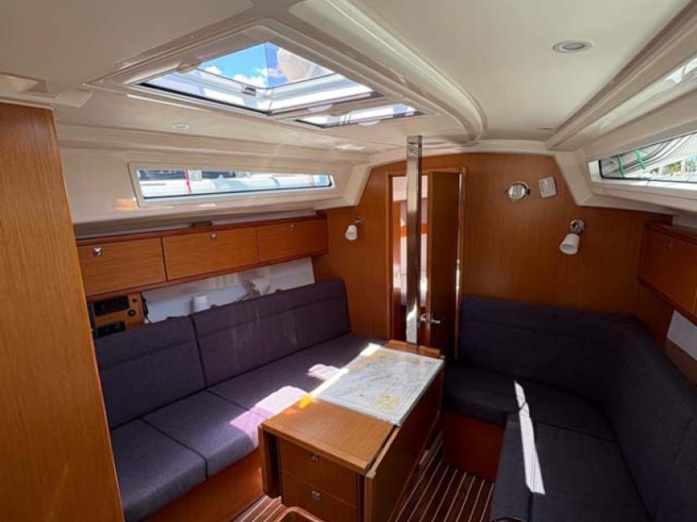 Sailboat rental in Jezera - Bavaria Cruiser 34