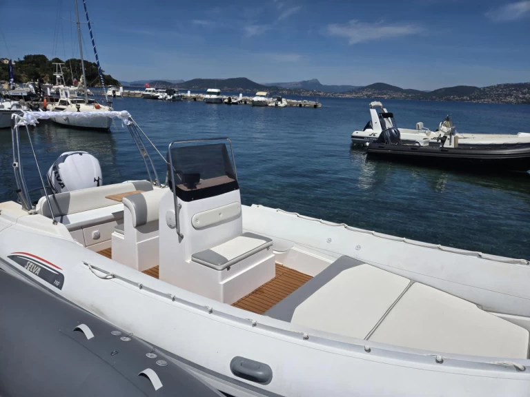 Yacht charter Giens cheap Selva D730