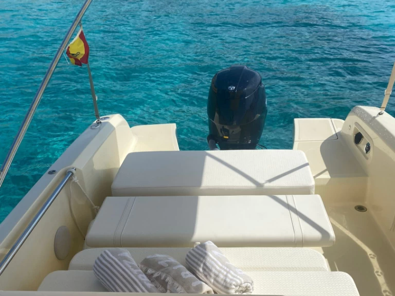 Invictus  Invictus 200SX in Sant Antoni de Portmany on SamBoat