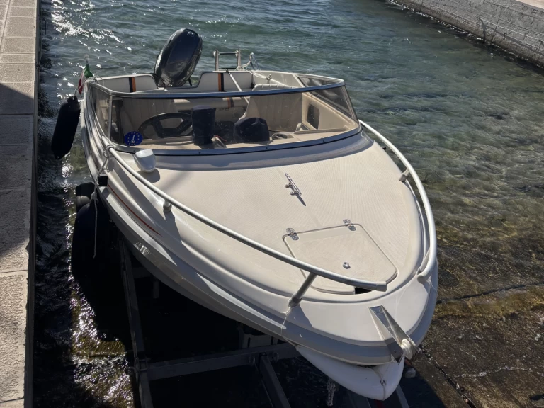 Bareboat Rental Motorboat Rio with a boat licence