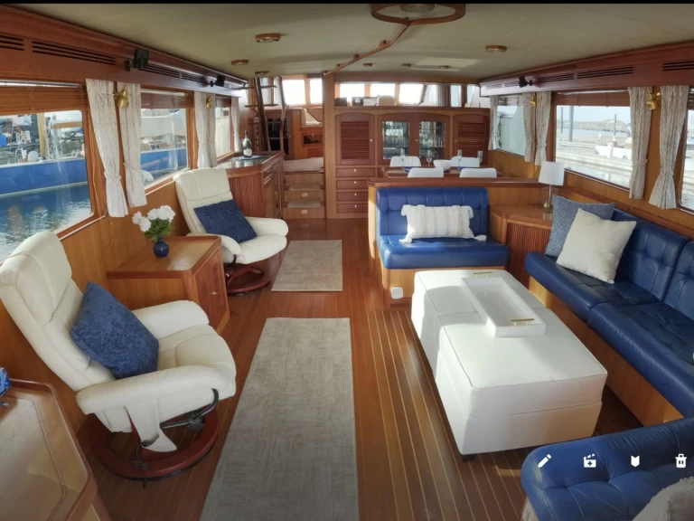 Yacht charter Newport cheap What's Next