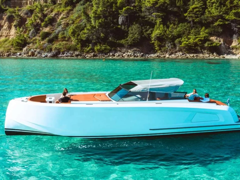 Bareboat Rental Luxury Yacht Vanquish with a boat licence