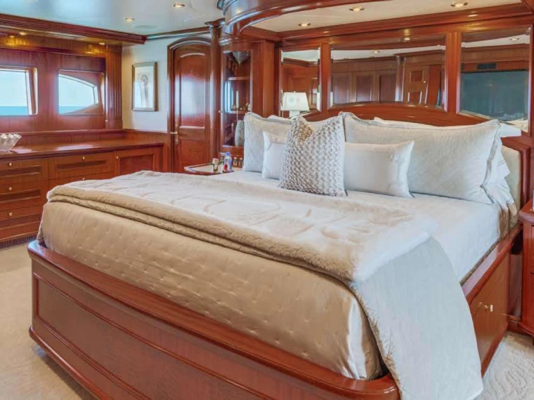 Luxury Yacht rental with or without captain Richmond Yachts Nassau