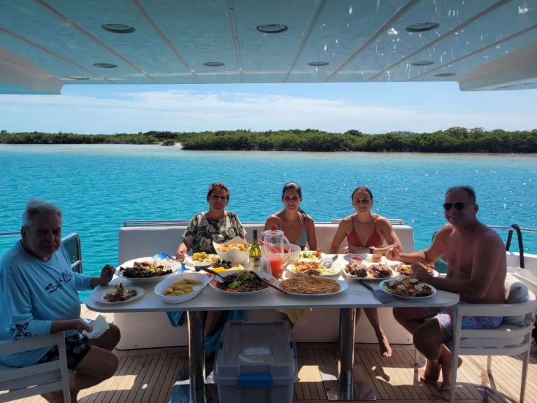Azimut Saphire Blue in Turks and Caicos Islands on SamBoat