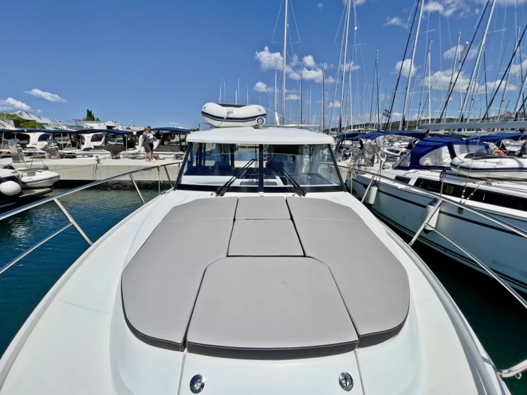 Motorboat rental with or without captain Jeanneau Sukošan