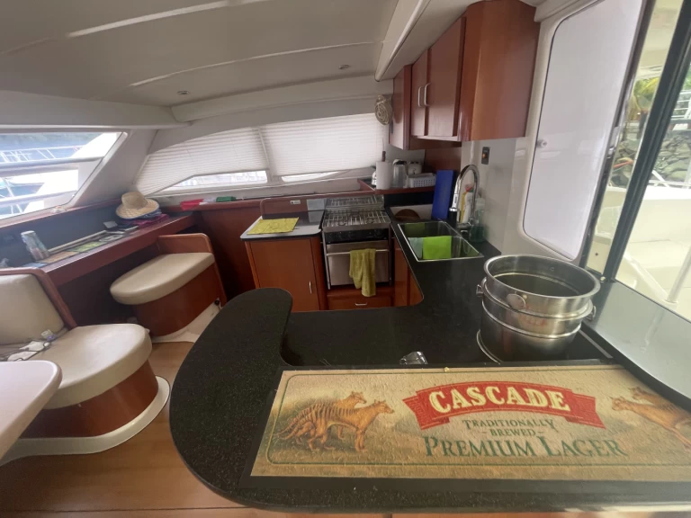 Motorboat rental with or without captain Foot print  Victoria