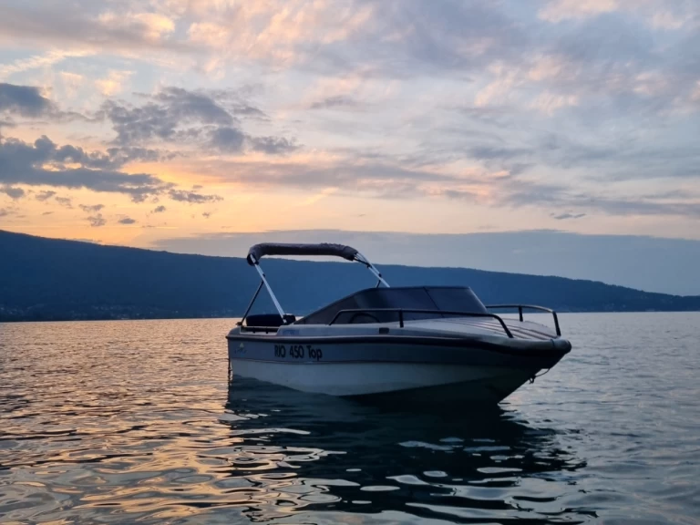 Bareboat Rental Motorboat Rio with a boat licence