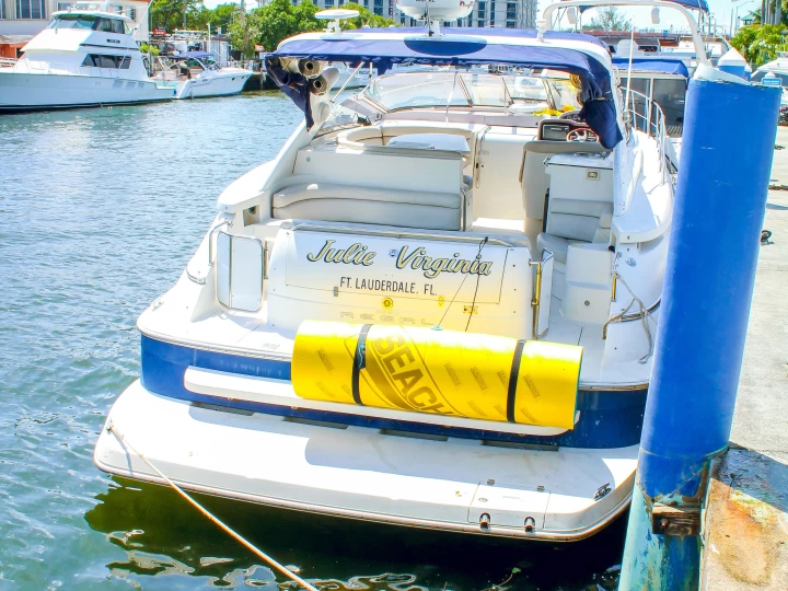 Boat rental Régal Commodore 4260 in North Miami Beach on Samboat