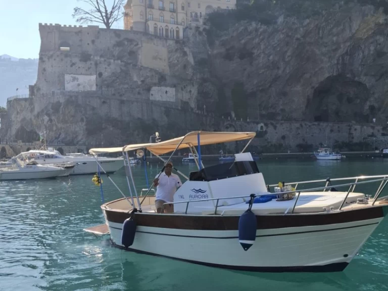 Motorboat rental with or without captain Gozzo Sorrentino Maiori
