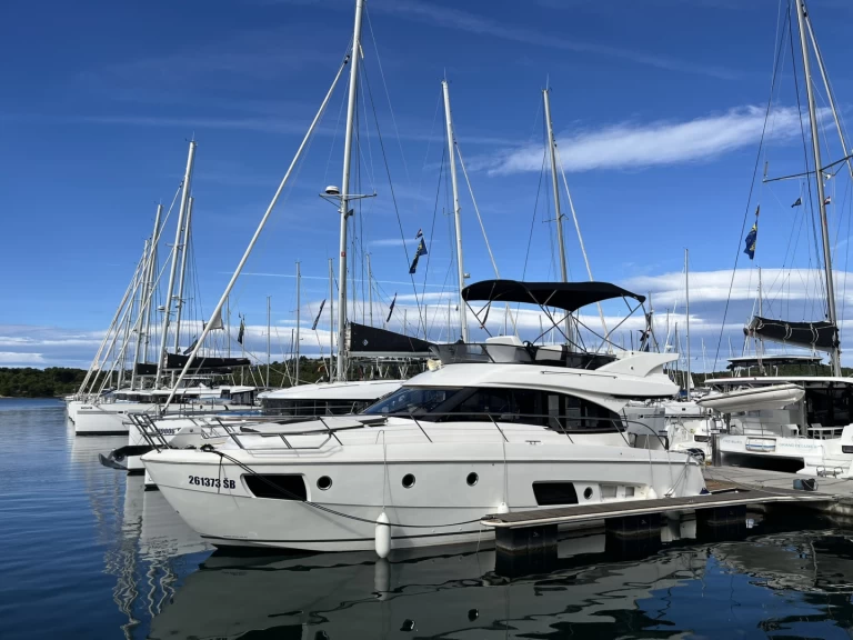 Bareboat Rental Motorboat Bavaria with a boat licence