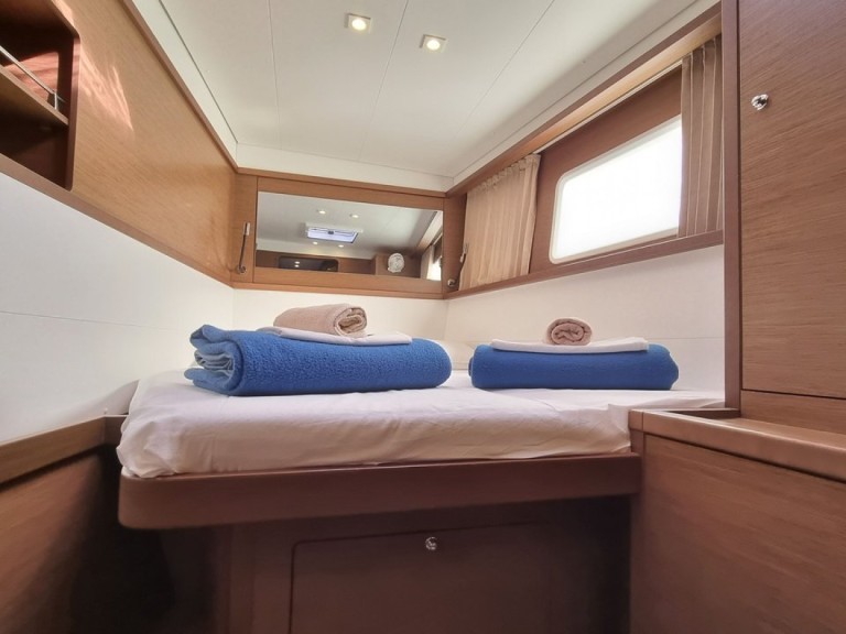 Boat rental Lagoon Lagoon 450 F in Sant Antoni de Portmany on Samboat