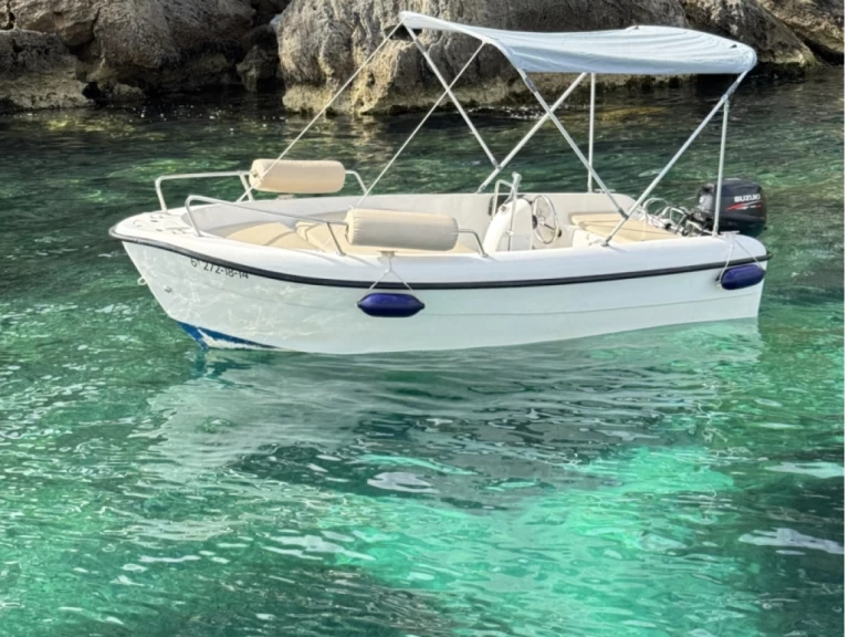 Bareboat Rental Motorboat Estable with a boat licence