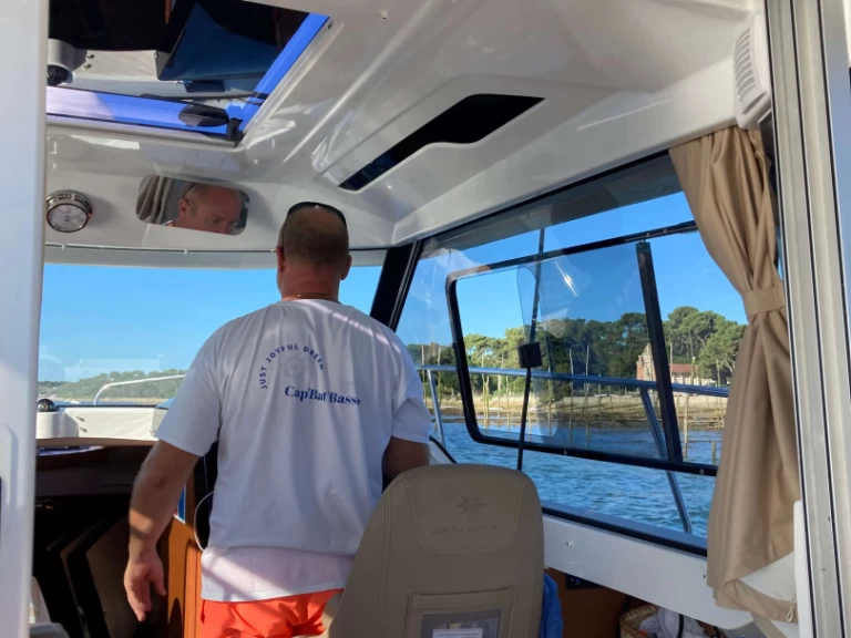 Boat rental Jeanneau Merry Fisher 795 in Lège-Cap-Ferret on Samboat