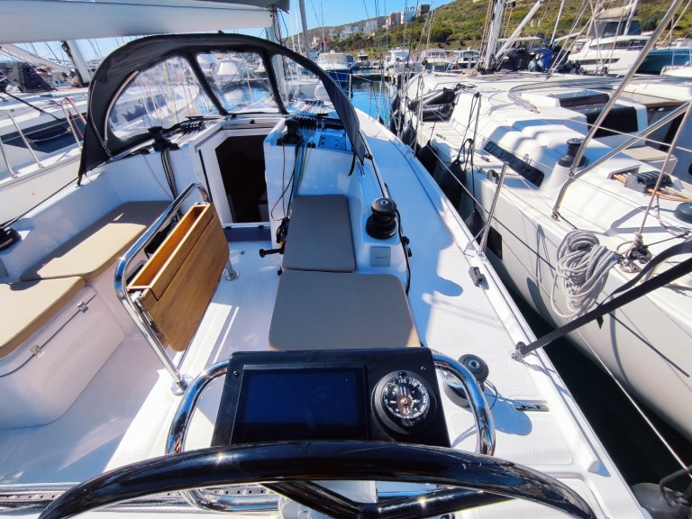 Sailboat for rent Lávrio at the best price