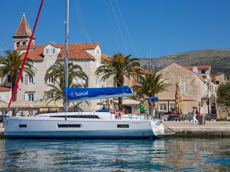 Boat rental Bénéteau Sunsail 42 in Marina (City) on Samboat