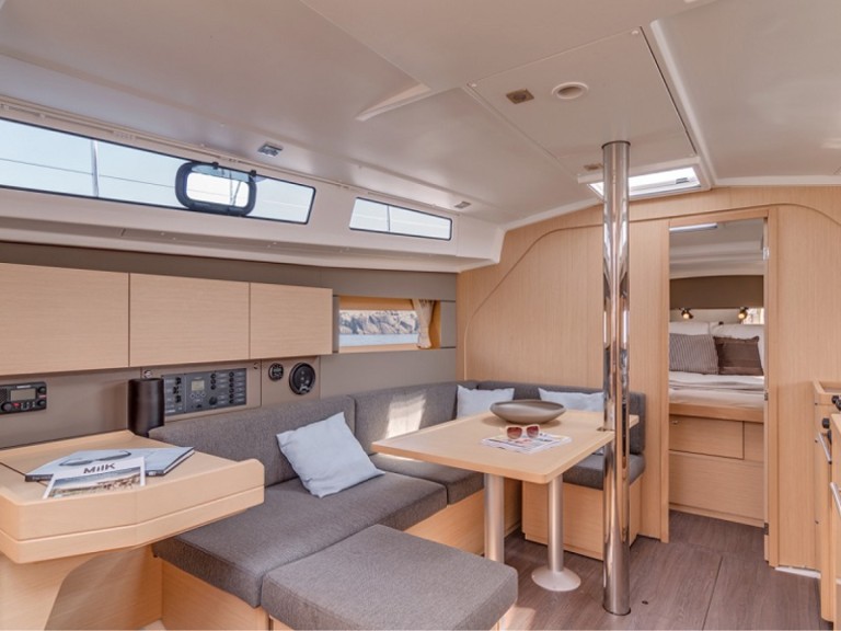 Rent a Bénéteau Oceanis 38 Cannigione